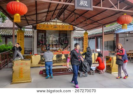 Guangzhou/china - 28 November 2015:unacquainted Chinese Or Tourist Praying For God In Guangxiao Temp