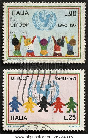 Italië - CIRCA 1971: twee stempels afgedrukt in Italië viert de 25ste verjaardag van UNICEF, de Unite