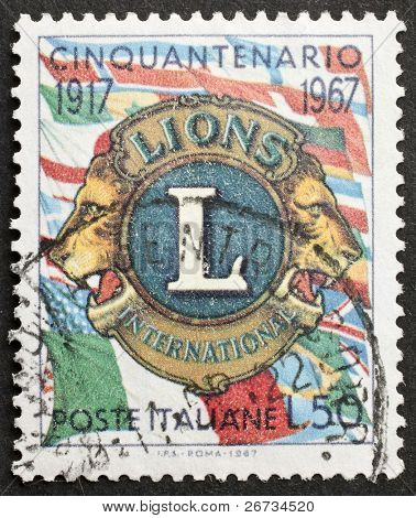 Italië - omstreeks 1967: een stempel gedrukt in Italië viert 50ste verjaardag van Lions Club Internati
