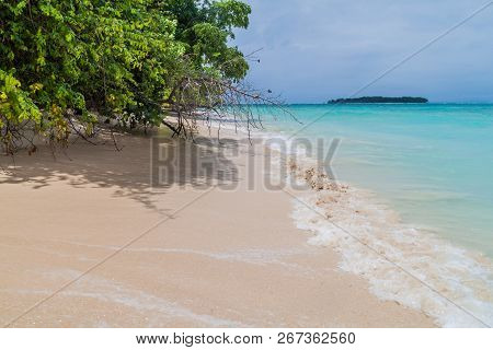 Coast Of Isla Zapatilla Island, Part Of Bocas Del Toro Archipelago, Panama