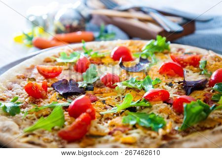 Pizza Mozzarella, Ham chiffonade and Sliced ??Mushrooms