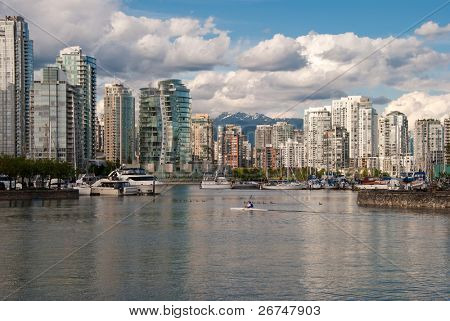 Pohled na slunném Yaletown od False Creek moře pěšky. Downtown Vancouver. Kanada.