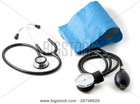 Medicinsk stetoskop og blood pressure monitor isoleret på hvid. Lavvandede dybdeskarphed. Fokusere på t