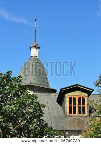 Techo de una casa vieja en el patio del monasterio