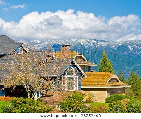 Fragment pěkný dům nad fantastické sníh mountain view v North Vancouver, Kanada.