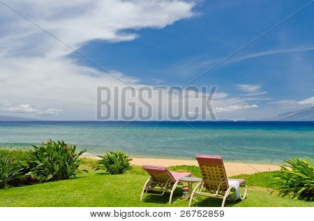 ชายหาดและทะเลที่สวยงามสำหรับวันหยุดและวันพักร้อน