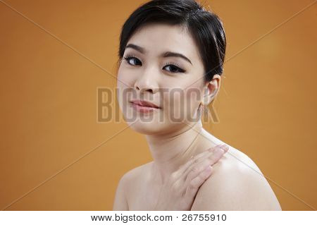 Ritratto di giovane donna in sarung