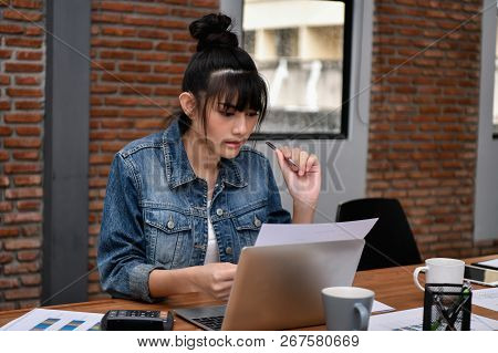 Business Concept. Business People Are Stressed At Work. Businessmen Use Hard Thoughts In The Office.