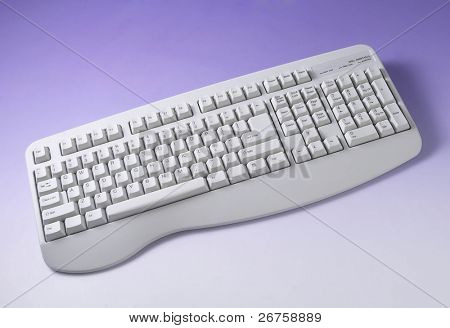 白いコンピューターのキーボードの 1 つのイメージ。