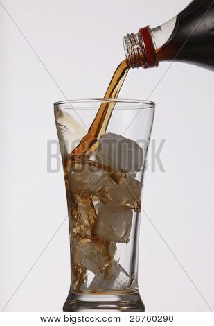 refreshener drikke i et glas med is blokke