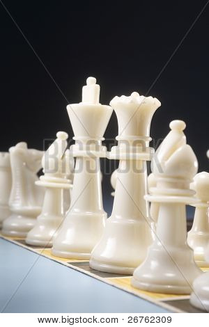Schachfiguren auf einem Brett Ergebnis Konzept Strategie