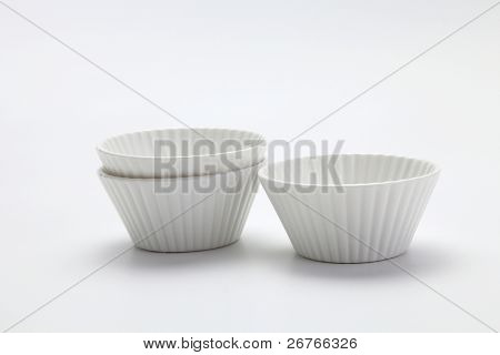 porcelánového muffin plíseň na jednoduché pozadí
