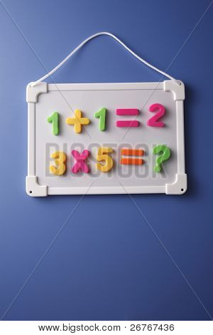 Bílá deska zobrazení matematických otázku.