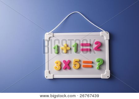 Bílá deska zobrazení matematických otázku.