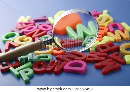 Lente magnifing il mucchio di lettere.