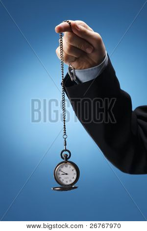 인간의 손으로 pocketwatch 스윙입니다.