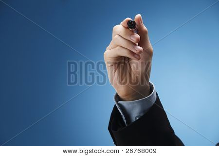 Menselijke hand met een viltstift