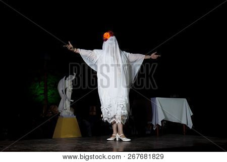Merida, Cementerio General, Mexico - 31 October 2018: Woman With Ghost Costume And Skull Make-up Int