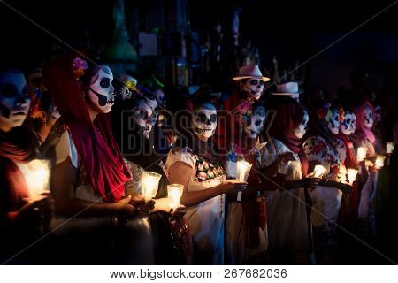 Merida, Cementerio General, Mexico - 31 October 2018: Line Of Customed Women Dressed As Catrinas Wit