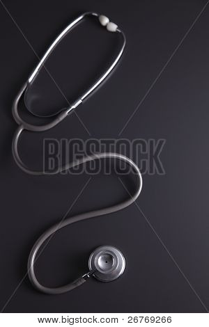 Stethoscope แยกต่างหากบนพื้นหลังสีดำ