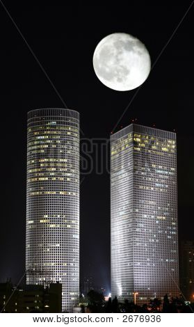 Azriely Towers nojalla kuutamo