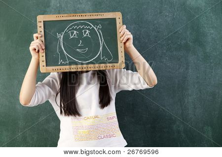도면과 블랙 보드를 들고 소녀