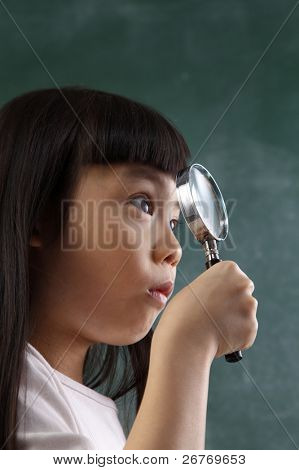 close up of Child holding eine Lupe
