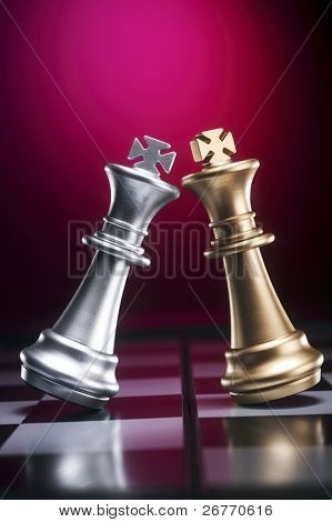 hat Bild Könige gegenüber Silber und Gold Schach