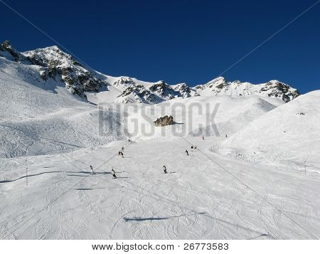 Jazda na nartach w Alpach Szwajcarskich (Scuol, Szwajcaria)