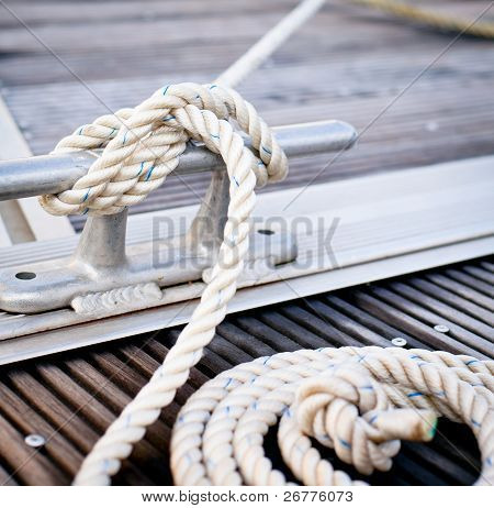Bojentiefe Seil um Stahl Anker gebunden