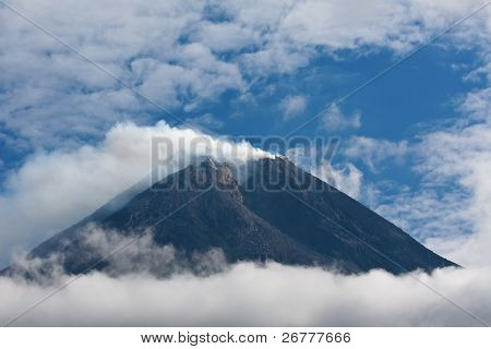 Aktivní sopka Merapi na východě ostrova Java
