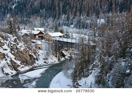 Zimowy krajobraz (Scuol - mała wioska w szwajcarskich Alpach)