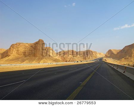 Trogolo strada l'autostrada nel deserto di Riyadh-Makkah(Mecca) in Arabia Saudita