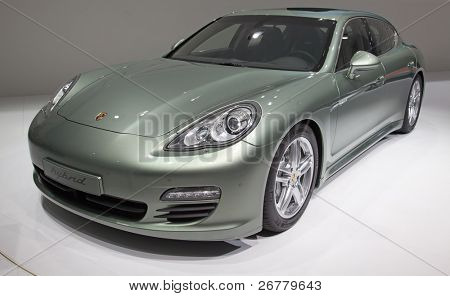 Genf März 8: der Porsche Panamera (Typennummer 970) mit Hybridantrieb auf zeigen bei der 81