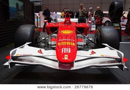Genewa - 8 marca: Bolid Ferrari, Formuła 1 2010 na wystawie w 81 International Motor Show blady