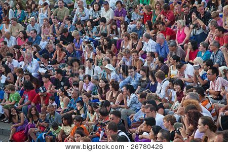 DENPASAR - 27 juli: Folk watch traditionel balinesisk Kecak dance i Denpasar, Bali, Indonesien på Ju