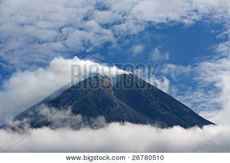 Sopka Merapi na ostrově Jáva, Indonésie. Několik měsíců před erupcí v říjnu 2010.