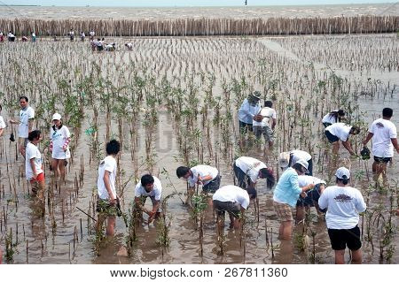 Samut Prakan , Thailand - July 27, 2012 : Thai Unidentified Volunteers From All Over Part Of Thailan