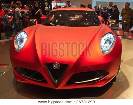 Ginevra - 8 marzo: Il nuovo futuristico Alfa Romeo 4C anteprima sull'81a International Motor Show pallido
