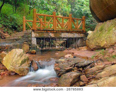 ponte di legno sopra il fiume di montagna