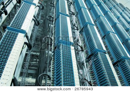 bir datacenter (bkz: daha fazla kablolar ve sunucuları arka ağ sunucularına bağlı fiber kablolar