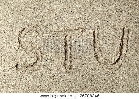Alphabet Buchstaben s t u handschriftlich in Sand am Strand