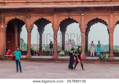 Delhi, India - October 22, 2016: Colonade Around The Courtyard Of Jama Masjid Mosque In The Center O