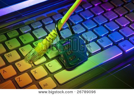 Sperre und Netzwerkkabel mit Computer-Tastatur Hintergrund