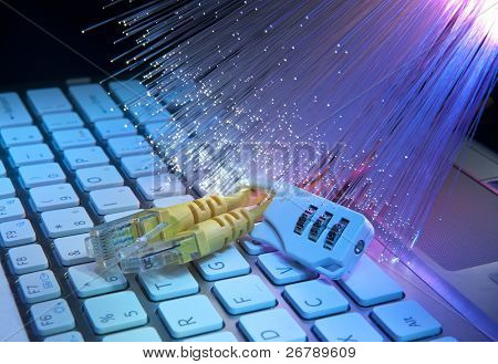 Sperre und Netzwerkkabel mit Computer-Tastatur Hintergrund