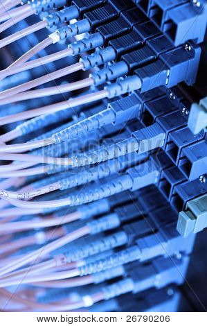 สายเครือข่ายและฮับในศูนย์ข้อมูล