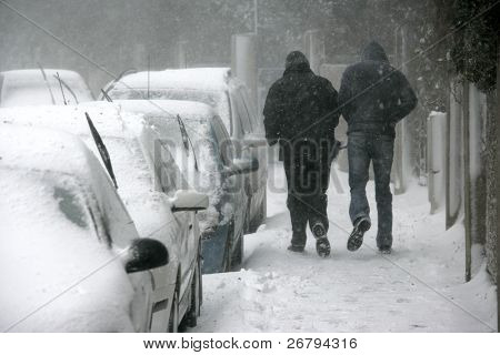 coche aparcado cubierto de nieve durante nevando en época de invierno