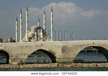 Moschee mit alten Brücke in Adana, Türkei