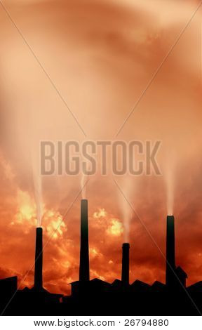un'immagine del camino di fabbrica con il fumo sul tramonto