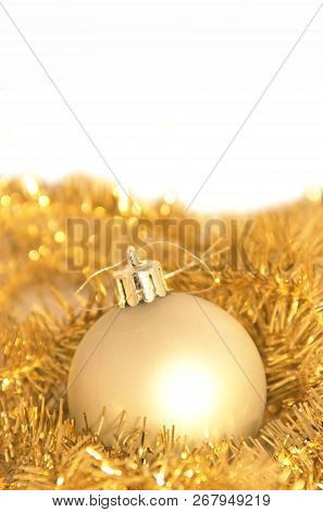 Julgranskula  I Silver Textur Mot Julgransglitter I Guld